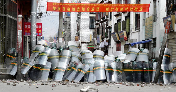 Verbarrikadierte volkschinesische Polizei in Lhasa, Tibet. Foto von pekingduck.org; verlinkt dorthin.