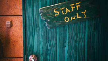 Grüne Tür mit einem "Staff only"-Schild.