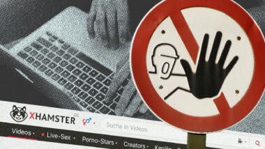 Eine Person hat die Hand auf einer Laptop-Tastatur. Ein "Zutritt verboten"-Schild ist sichtbar.