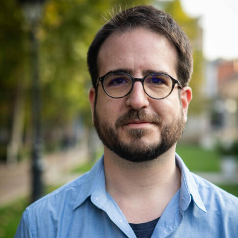 Porträt eines Mannes mit Brille und Bart