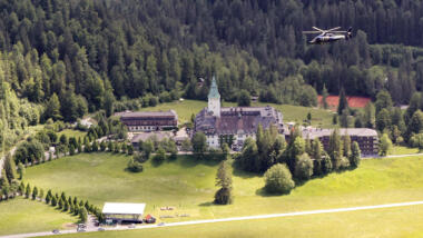 Hubschrauber über Schloss Elmau