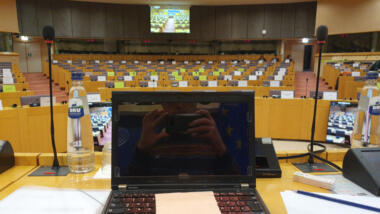 Sitzungssaal im Europaparlament mit Laptop.