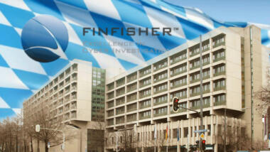 Strafjustizzentrum München, Bayern-FLagge und FinFisher-Logo.
