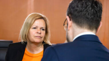 Bundesministerin für Inneres und Heimat Nancy Faeser spricht mit Bundesminister für Justiz Marco Buschmann vor der Kabinettssitzung im Kanzleramt in Berlin am 24. Mai 2023.