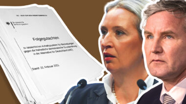 Björn Hocke und Alice Weidel blicken auf einen Papierstapel mit dem Verfassungsschutz-Gutachten.